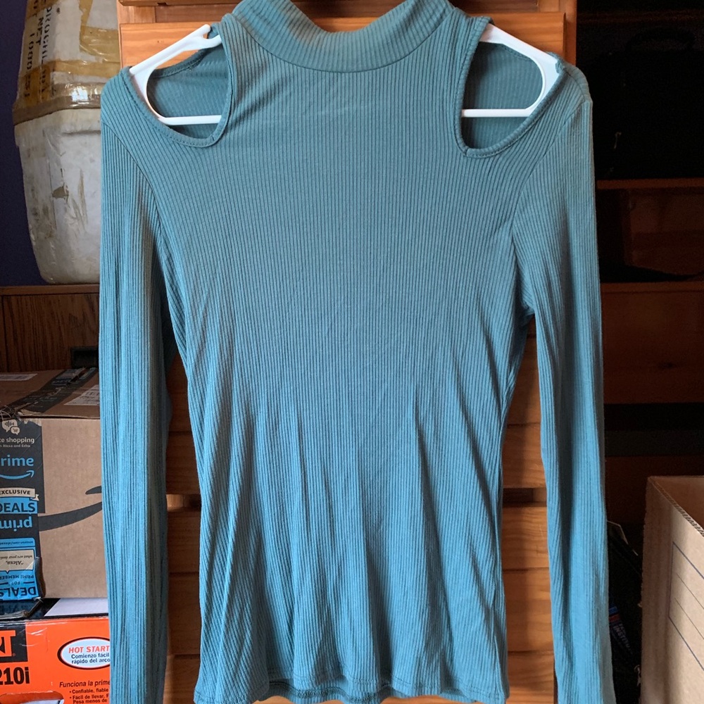 Cut off shoulder long sleeve